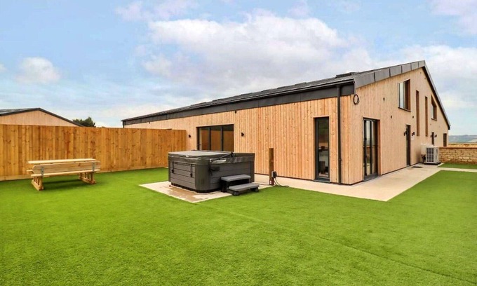 Little Rissington House | Stunning villa for 6 people with hot tub, WIFI, pets allowed and parking