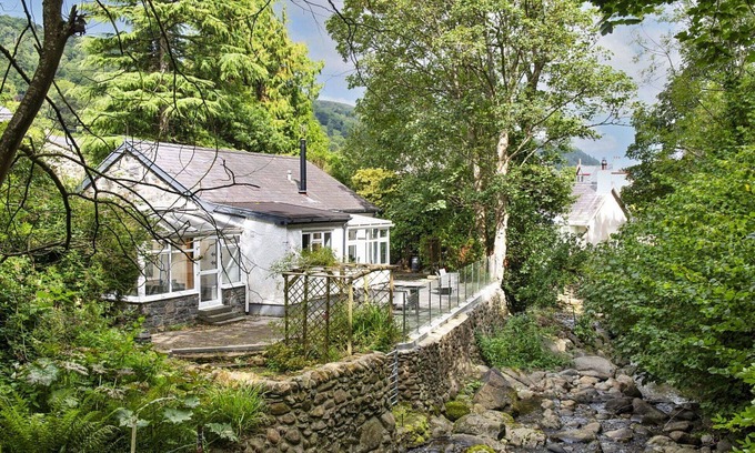 Rowen House | Stunning villa for 5 guests with WIFI, pets allowed and parking