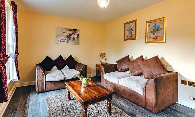 Eaton Mascott House | Stunning villa for 4 guests with WIFI, TV, pets allowed and parking