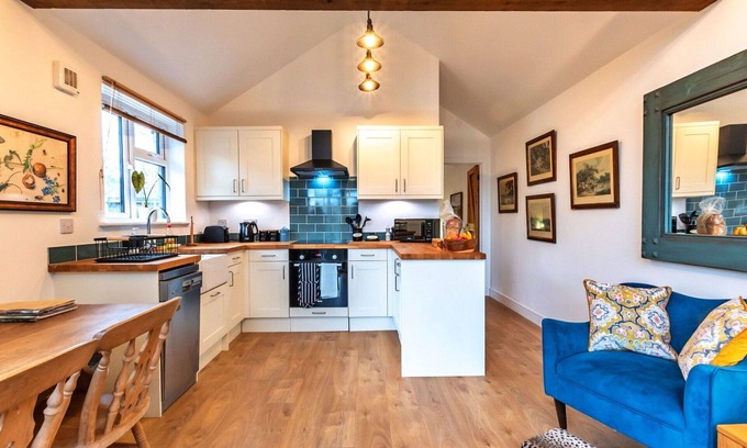 West Meon House | Stunning villa for 2 people with WIFI and parking