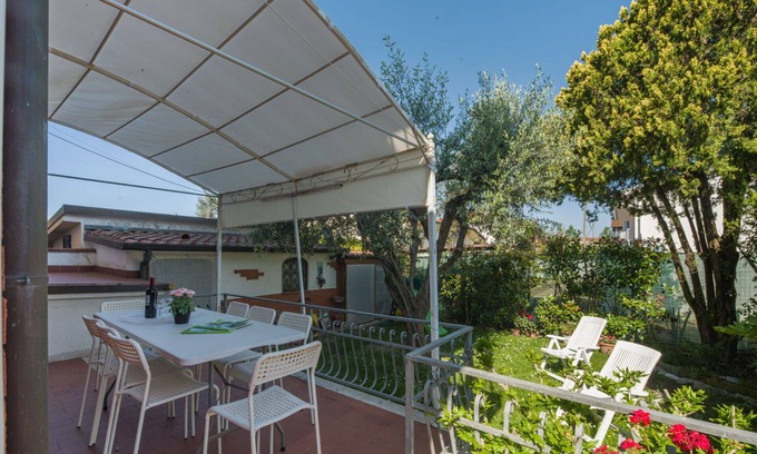 Marina di Pietrasanta House | Stunning villa for 7 people with A/C, WIFI, TV and patio