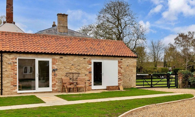 Thurlby House | Stunning villa for 2 people with WIFI, terrace, pets allowed and parking