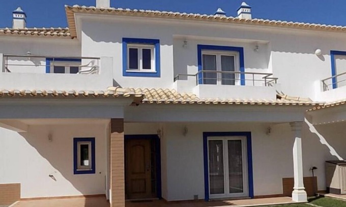 Foz do Arelho Villa | Stunning Villa with Private Garden, Shared Pool, 10 min from lovely beach