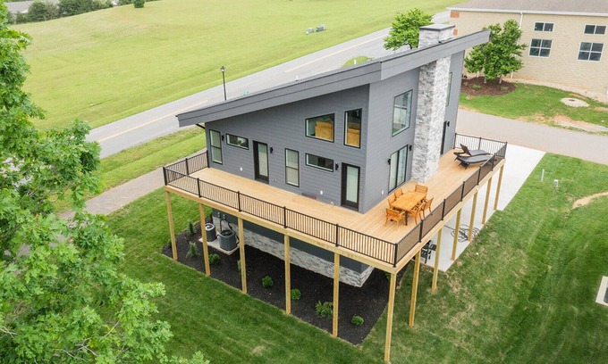 Huddleston House | Stunning VRBO in the picturesque Mariner's Landing Lake & Golf Course Resort