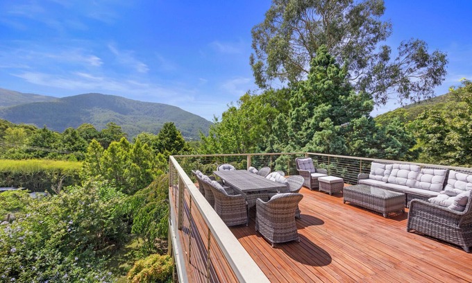 Warburton Apartment | Stunning Warburton Mountain Views & Outdoor Living