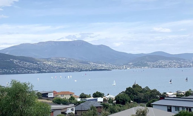 Tranmere Apartment | Stunning water view home in Hobart