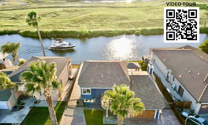Discovery Bay House | Stunning Waterfront 3BR Retreat in Discovery Bayn