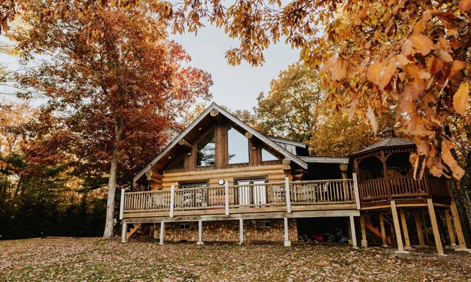 Town of Lumberland House | Stunningly Private Lake Front - Pickleball Court