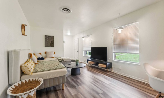 Austin House | Style Meets Comfort 3bd ATX by Barclé