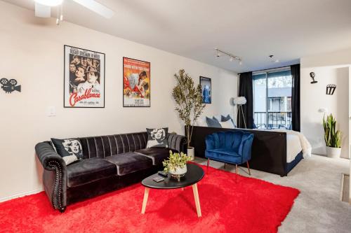 Los Feliz Apartment | Style, Peace, Comfort in N Hollywood Next to Burbank Free Indoor Parking and Wifi