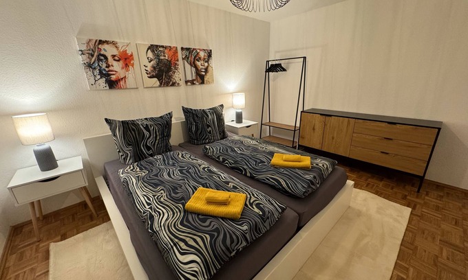 Kaditz Apartment | Stylisches Elbjuwel-apartment mit Vollausstattung, Bad, Küche, TV, Kingsize-bett