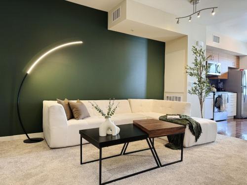 Mid-Wilshire Apartment | Stylish 1 Bedroom Apartment in LA with Free Parking - 10 Minutes away from Ceders Sinai