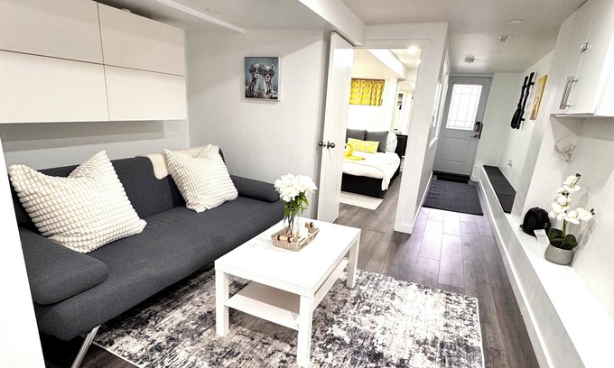 Runnymede Apartment | Stylish 1 Bedroom Apartment close to Bloor West Village