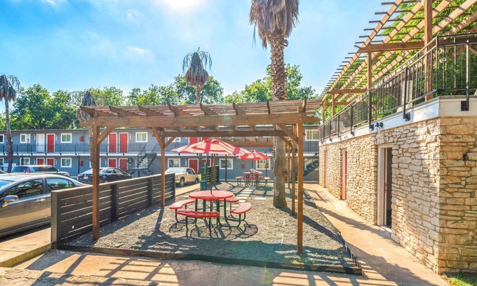 Brentwood Apartment | Stylish 1BR Near UT Brentwood Evonify