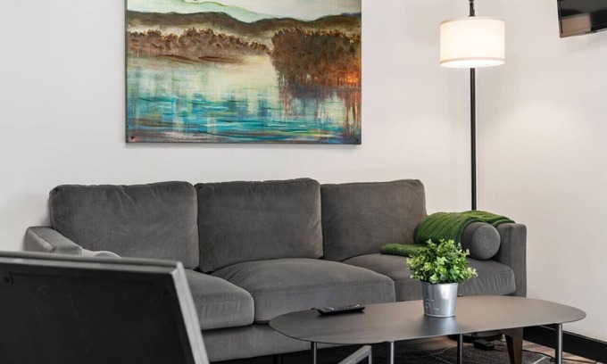 Penn-Knox Apartment | Stylish 1BR Retreat with Free Parking near Historic Sites