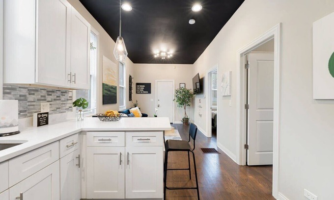Old Town Apartment | Stylish 2 BDR Coach House Steps From Lake