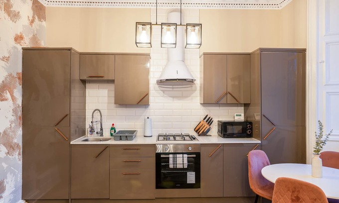 Arniston Apartment | Stylish 2 Bed Flat-free Parking