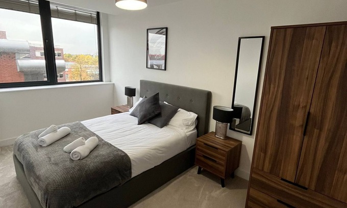 Old Trafford Condo | Stylish 2 Bed in Old Trafford Center