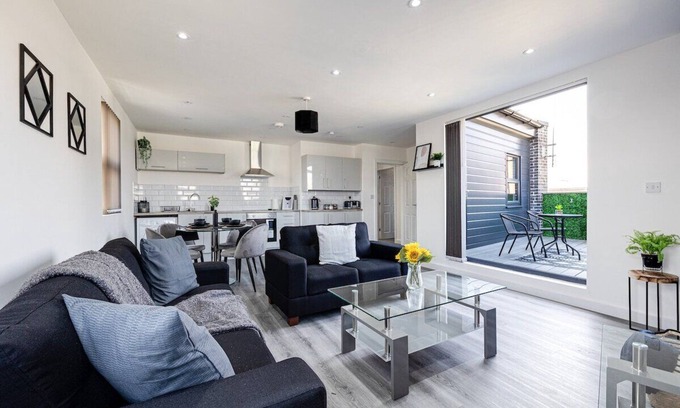 Offerton Apartment | Stylish 2 Bed in Stockport Centre - Balcony Access