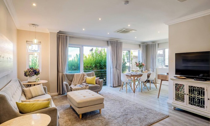 Camps Bay Apartment | Stylish 2 Bedroom Apartment in Camps Bay ASilvertide