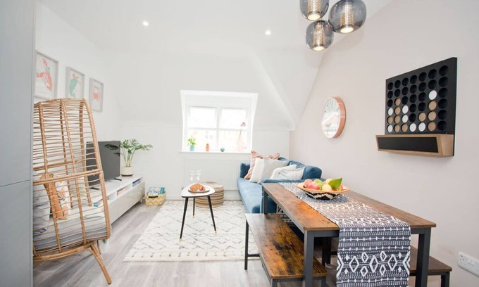 Boscombe Apartment | Stylish 2 Bedroom Apt - Parking - Mins to Beach