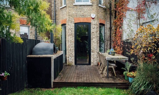 North Finchley Apartment | Stylish 2 Bedroom Flat w/Sauna