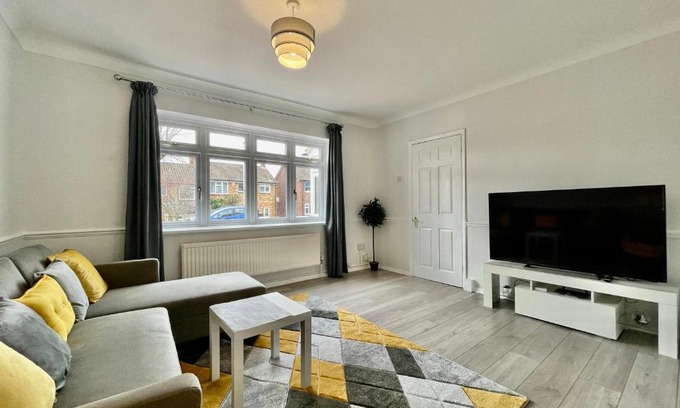 Hainault House | Stylish 3 Bed Chigwell Home with Free Parking