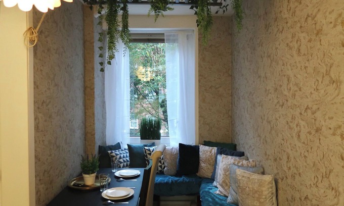 Barbican Apartment | Stylish 3-Bed Getaway in London with City Views and walking distance to tube