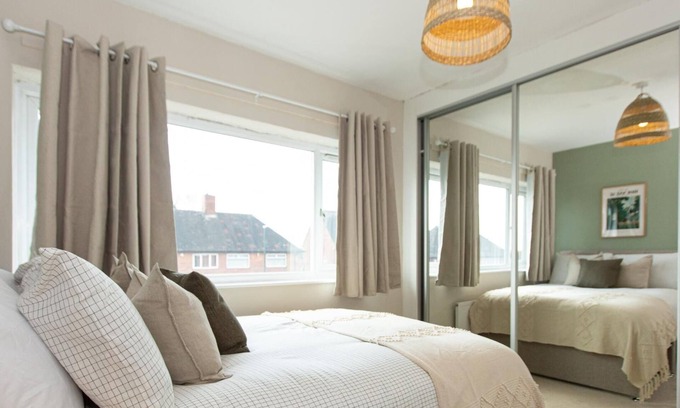 Bramcote House | Stylish 3 Bed Home | Driveway Parking and Wi-Fi