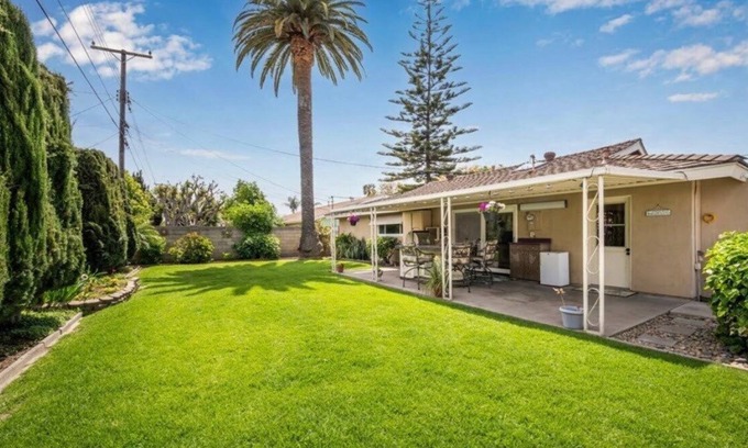 Southeast Anaheim House | Stylish 3-bedroom house with backyard & BBQ near Disneyland
