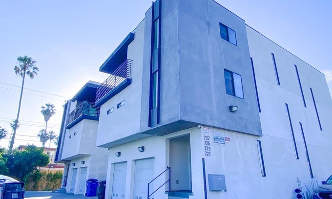 East Hollywood House | Stylish 3 BR/3BR family house