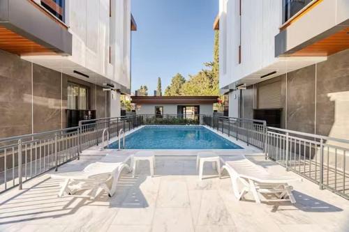 Konyaalti Apartment | Stylish 3-BR Near Konyaaltı Beach Pool, AC & PS5