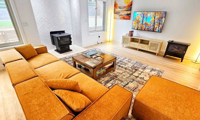 Swiss Manor House | Stylish 3BD Retreat - Mins to Downtown Flagstaff