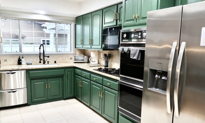 North Redondo House | Stylish 3BR Home - Sleeps 8 - Child & Pet Friendly - Beach, LAX, SoFi