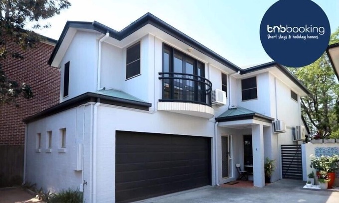 Bulimba Apartment | Stylish 3BR Townhouse CampHill + Wi-Fi, Parking