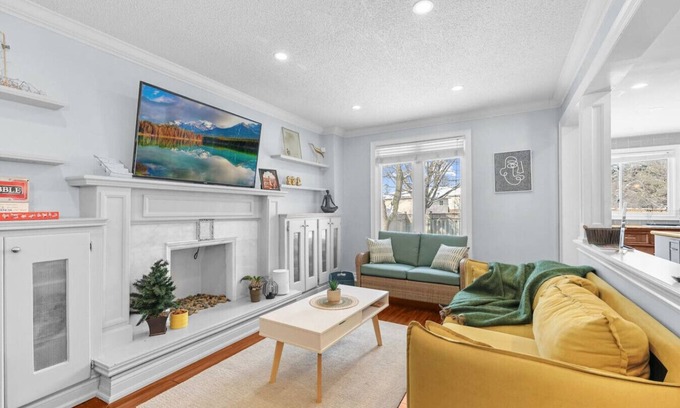 Whitby House | Stylish 3BR Whitby Home in Prime Location