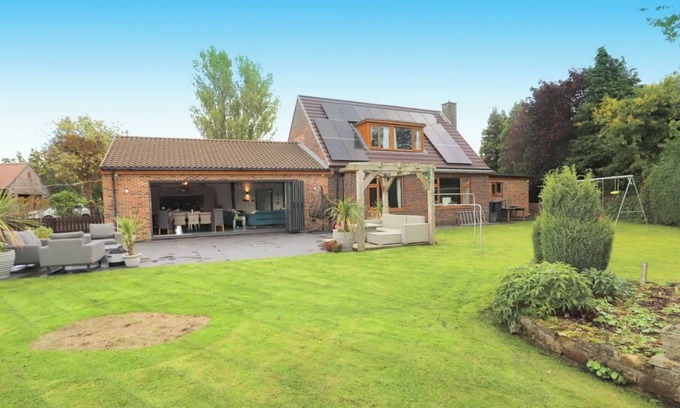 West Rainton House | Stylish 6 Bed - Huge Garden, 10 min to Durham City