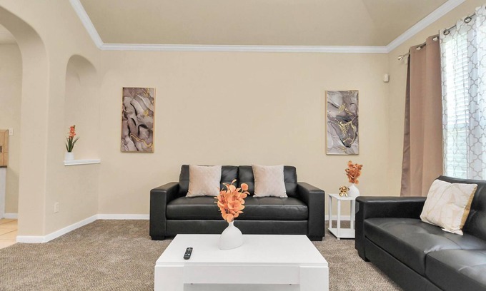 Fresno House | Stylish 6-bedroom house in serene Fresno with Pool access and lake walking trail