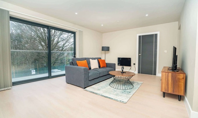 Bloxwich Apartment | Stylish and Bright 2 Bed Apartment in Birmingham
