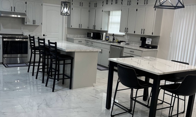 Blytheville House | Stylish and cozy fully renovated 3BR house near shops and dining in Blytheville.