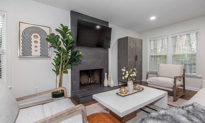 Crabtree Apartment | Stylish and Modern 2 Bedroom House Near Crabtree Valley Mall