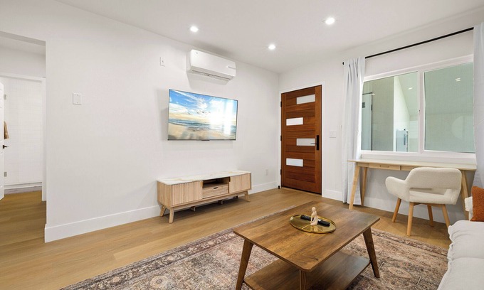 Westwood Apartment | Stylish and Modern 1BR/1BA in Westwood area with W/D in Bldg + Parking