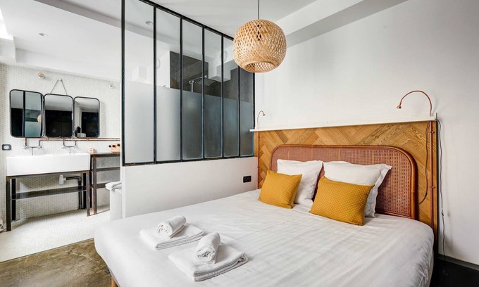 Porte-Saint-Martin Apartment | Stylish and sunny 7BD with garden for 17 guests!