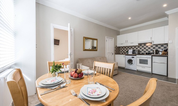 Brondesbury Park Apartment | Stylish apartment 12 minutes tube to Oxford Street with free wifi and air con