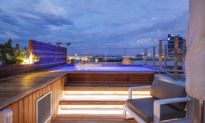 Cape Town City Centre Apartment | Stylish Apartment in the heart of the De Waterkant Loader A