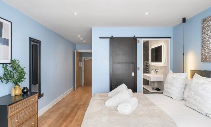 Paignton Apartment | Stylish Apartment w/Parking, 2 Mins to Seafront