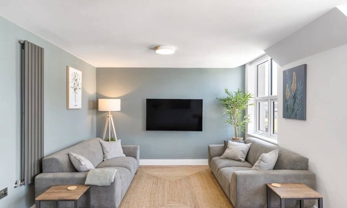 Paignton Apartment | Stylish Apartment w/Sea Views & Parking