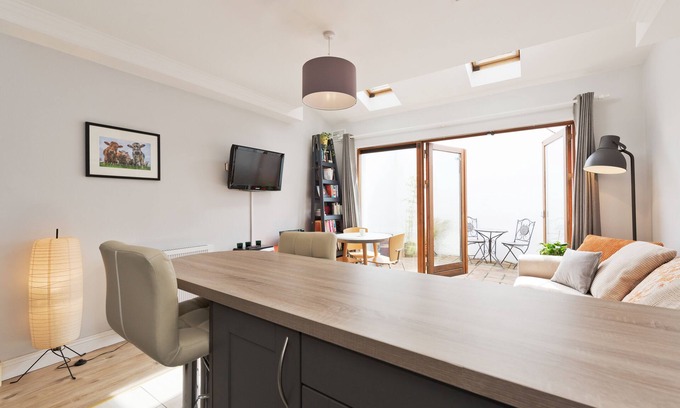 Rathmines House | Stylish apartment with patio in Ranelagh near tram