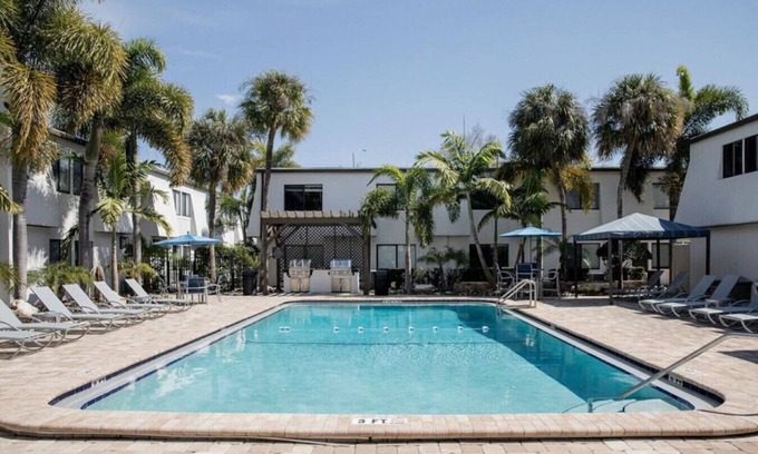 SoHo Apartment | Stylish Bayshore Retreat | Pool, Gym, free Parking