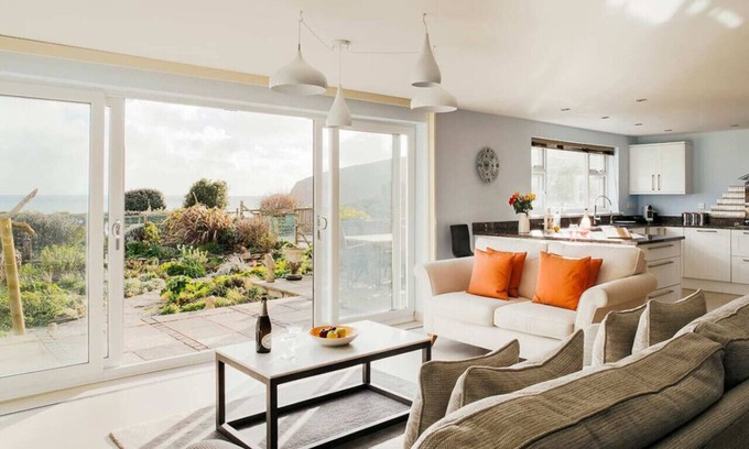 Praa Sands House | Stylish Beachside Home with Amazing Sea Views